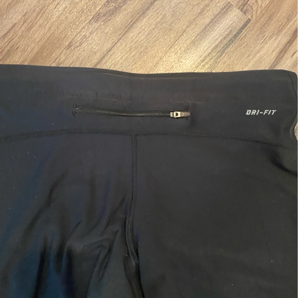 Nike legging with adjustable waist and back zipper pocket - Picture 4 of 4